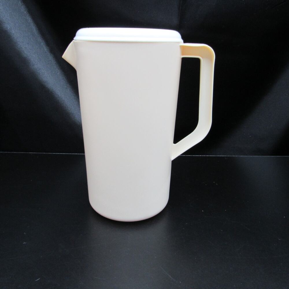 VINTAGE Rubbermaid 2 1/4 Quarts Pitcher With lid Almond Beige